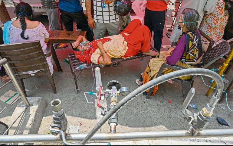 India concentra casi 40% de los nuevos diagnósticos positivos, la escasez de oxígeno es uno de los principales problemas en los hospitales. AFP/P. Singh