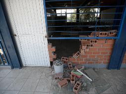 Los delincuentes se tomaron su tiempo para derribar una barda de los planteles educativos y sacar de ellos todo cuanto les fue posible: instalaciones eléctricas, baños, lavabos, escritorios y pizarrones. EL INFORMADOR/F. Atilano