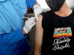 Actualmente no existe ninguna vacuna para los niños, que están menos expuestos a los casos graves de la enfermedad y cuya vacunación no ha sido una prioridad hasta ahora. EFE / B. Indahono