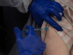 Se considera que una persona está completamente vacunada dos semanas después de la inyección de la vacuna (o de la segunda dosis para las que se administran en dos inyecciones). AFP / ARCHIVO