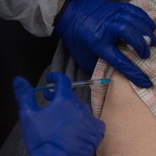 Suman 100 millones de personas completamente vacunadas en EU