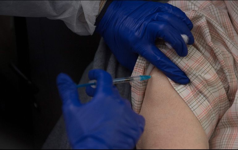 Se considera que una persona está completamente vacunada dos semanas después de la inyección de la vacuna (o de la segunda dosis para las que se administran en dos inyecciones). AFP / ARCHIVO