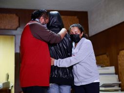 Raúl (i) y María (d) abrazan a su hijo de (c), presunta víctima de abuso sexual por parte del diputado, durante una conferencia de prensa en la Ciudad de México. EFE/C. Ramírez