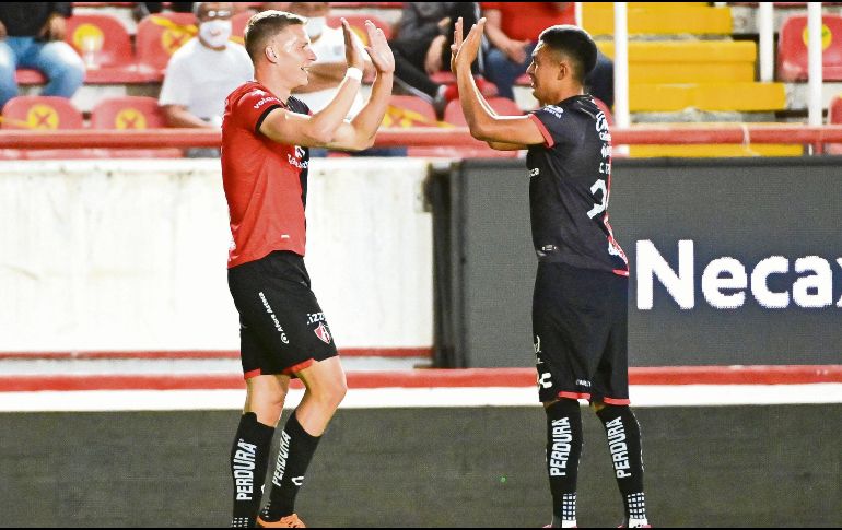 Julio Furch (izquierda) cerró la cuenta para concretar el triunfo de los Zorros. IMAGO7