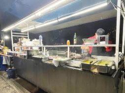 Ofrecen tacos de chorizo, birria, cachete, cabeza y tripa; por la noche añaden: lengua, costilla, labio, hígado, gringas y dorados de sesos. ESPECIAL