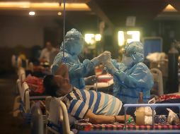 Los tres mil 523 nuevos decesos anunciados el sábado elevan el total a 211 mil 853 fallecidos, aunque muchos expertos estiman que las cifras reales son superiores. AP