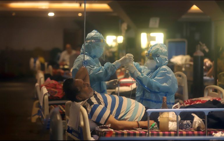 Los tres mil 523 nuevos decesos anunciados el sábado elevan el total a 211 mil 853 fallecidos, aunque muchos expertos estiman que las cifras reales son superiores. AP