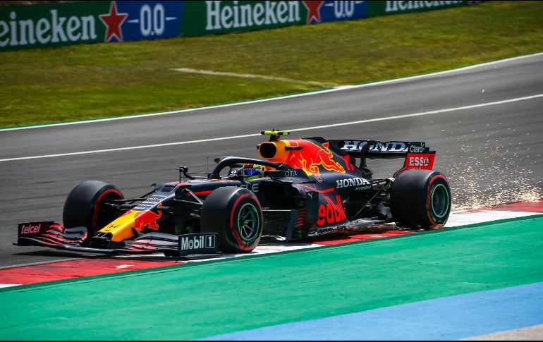 ''Checo'' Pérez arrancará detrás de Valtteri Bottas que consiguió la ''pole position'', y de Lewis Hamilton y Max Verstappen, quienes saldrán desde los sitios segundo y tercero. EFE / J. Sena Goulao