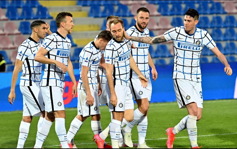 El Inter de Milán, que ganó 2-0 en la cancha del colista Crotone, dio un paso de gigante hacia su 19º título en la Serie A. AFP / G. Isolino