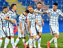 El Inter de Milán, que ganó 2-0 en la cancha del colista Crotone, dio un paso de gigante hacia su 19º título en la Serie A. AFP / G. Isolino