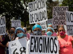 Trabajadores asisten a una manifestación por el Día de los Trabajadores este sábado, en Caracas. EFE/R. Peña