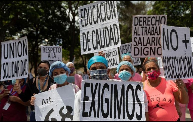 Trabajadores asisten a una manifestación por el Día de los Trabajadores este sábado, en Caracas. EFE/R. Peña