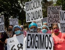 Trabajadores asisten a una manifestación por el Día de los Trabajadores este sábado, en Caracas. EFE/R. Peña