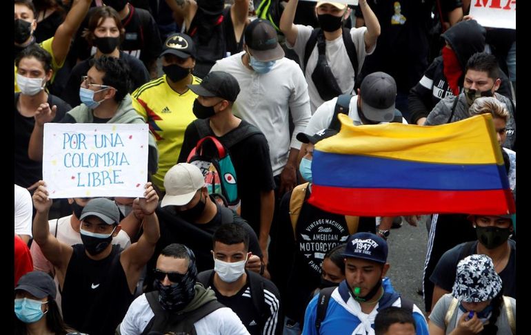 A pesar del ambiente festivo, en algunos barrios se vivieron momentos de tensión, con disparos de gas lacrimógeno y munición de la policía. EFE/L. Noriega