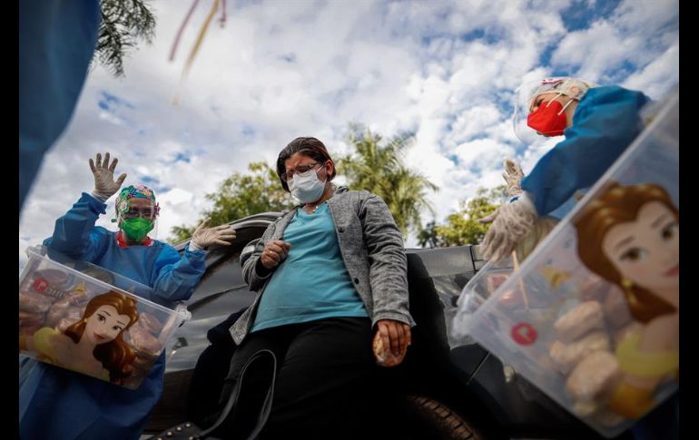 Entre bailes y bocadillos, los voluntarios de Fundación Doctor Payasonrisa también escuchan a los familiares de los pacientes y rezan con ellos. EFE/N. Aguilar