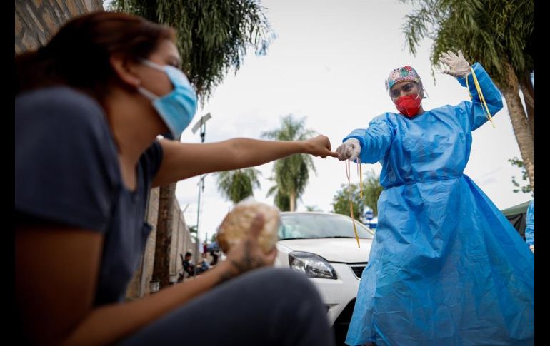 Entre bailes y bocadillos, los voluntarios de Fundación Doctor Payasonrisa también escuchan a los familiares de los pacientes y rezan con ellos. EFE/N. Aguilar