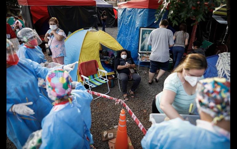 Entre bailes y bocadillos, los voluntarios de Fundación Doctor Payasonrisa también escuchan a los familiares de los pacientes y rezan con ellos. EFE/N. Aguilar