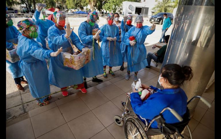 Entre bailes y bocadillos, los voluntarios de Fundación Doctor Payasonrisa también escuchan a los familiares de los pacientes y rezan con ellos. EFE/N. Aguilar