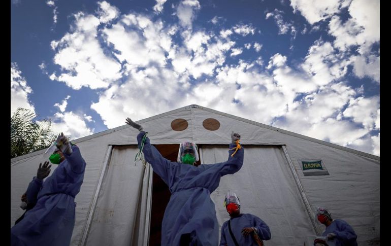 Entre bailes y bocadillos, los voluntarios de Fundación Doctor Payasonrisa también escuchan a los familiares de los pacientes y rezan con ellos. EFE/N. Aguilar