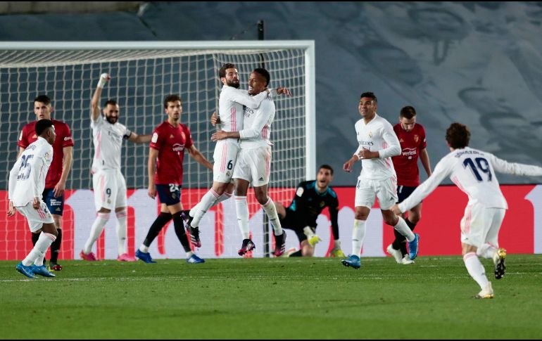 FESTEJO. El brasileño (derecha) marcó el gol que mantiene a los blancos en la pelea por el título. AP