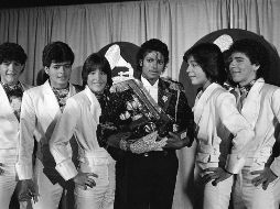 RECUERDO. Foto tomada en 1984 durante la entrega del premio Grammy a Michael Jackson; a la derecha de Jackson se ve Ray Reyes. AP
