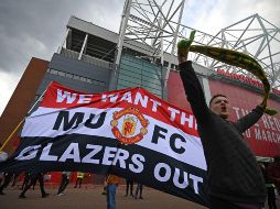 Unos 200 aficionados invadieron este domingo el estadio de Old Trafford como protesta contra la familia Glazer, los dueños del Manchester United. AFP / O. Scarff