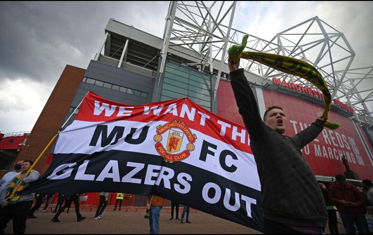 Unos 200 aficionados invadieron este domingo el estadio de Old Trafford como protesta contra la familia Glazer, los dueños del Manchester United. AFP / O. Scarff