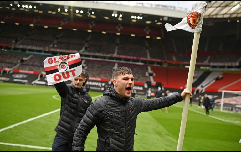 Unos 200 aficionados del United invadieron Old Trafford como forma de protesta por la gestión de los Glazer, los dueños del United. AFP / O. Scarff