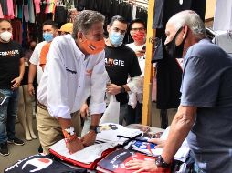 Juan José Frangie hizo un recorrido por el Tianguis del Sol. ESPECIAL