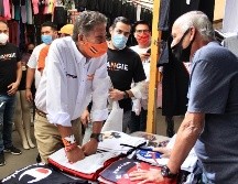 Juan José Frangie hizo un recorrido por el Tianguis del Sol. ESPECIAL