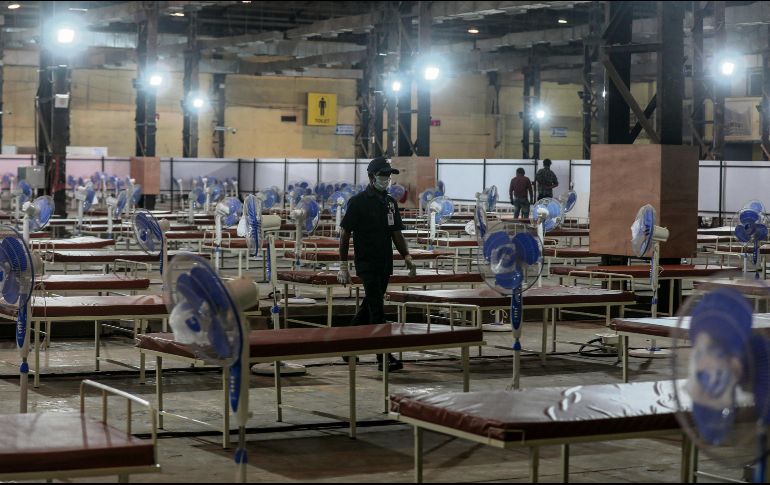 REBASADOS. El país asiático enfrenta graves problemas de falta de material médico y oxígeno.  EFE