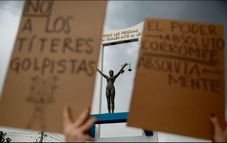 INCONFORMES. Organizaciones de la sociedad se manifiestan en contra de la destitución de magistrados  en el Monumento a la Constitución. EFE