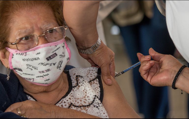 El programa de inmunización del Gobierno contempla por ahora a los adultos mayores de 60 años, al personal médico y a parte del personal educativo. XINHUA/ARCHIVO