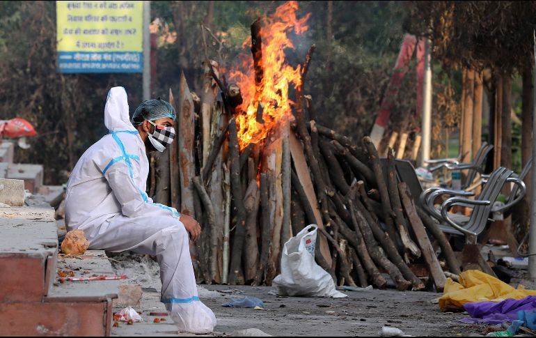 Los casos semanales de COVID-19 en el planeta, que no dejaban de subir desde mediados de febrero, bajaron por primera vez la pasada semana con respecto a la anterior, y la India y Brasil concentran la mitad de ellos, según la OMS. EFE / H. Tyagi