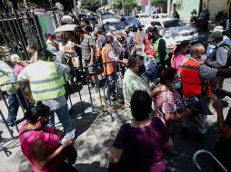 El gobernador pidió a los ciudadanos evitar aglomeraciones, y que la gente no acuda a dichos puntos una noche antes a formarse. EL INFORMADOR / ARCHIVO