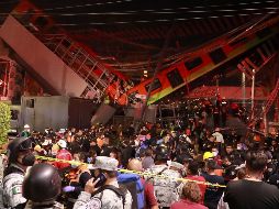 La noche de este lunes 3 de mayo se derrumbó un convoy del metro que transitaba por el puente elevado, que conecta las estaciones Olivos y Tezonco del STC Metro. EFE