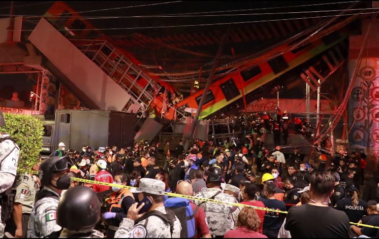 La noche de este lunes 3 de mayo se derrumbó un convoy del metro que transitaba por el puente elevado, que conecta las estaciones Olivos y Tezonco del STC Metro. EFE