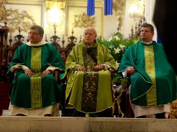 Más allá de su labor como responsable de la atención a clubes deportivos, el padre ''Chayo'' (C) también fue historiador, cronista y formador en el Seminario de Guadalajara. EL INFORMADOR / ARCHIVO