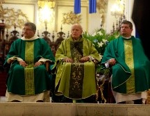 Más allá de su labor como responsable de la atención a clubes deportivos, el padre ''Chayo'' (C) también fue historiador, cronista y formador en el Seminario de Guadalajara. EL INFORMADOR / ARCHIVO