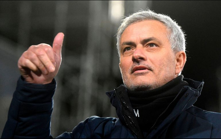 Siempre preocupado por la comunicación, Mourinho no olvidó a los aficionados de su nuevo equipo: ''la increíble pasión de los hinchas de la Roma me convencieron para aceptar el puesto''. EFE / ARCHIVO
