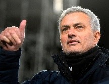 Siempre preocupado por la comunicación, Mourinho no olvidó a los aficionados de su nuevo equipo: ''la increíble pasión de los hinchas de la Roma me convencieron para aceptar el puesto''. EFE / ARCHIVO