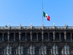 El goboerno de la CDMX informó que e izó la Bandera Nacional a media asta en los edificios de Gobierno. TWITTER / @GobCDMX