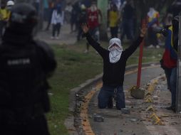 Manifestantes se enfrentan con miembros del Escuadrón Móvil Antidisturbios (ESMAD) durante las protestas en Cali, Colombia. EFE/ E. Guzmán