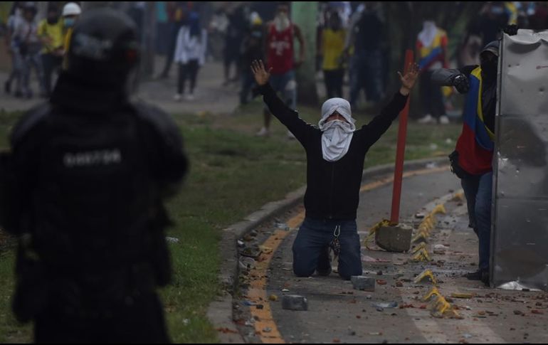 Manifestantes se enfrentan con miembros del Escuadrón Móvil Antidisturbios (ESMAD) durante las protestas en Cali, Colombia. EFE/ E. Guzmán