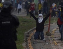 Manifestantes se enfrentan con miembros del Escuadrón Móvil Antidisturbios (ESMAD) durante las protestas en Cali, Colombia. EFE/ E. Guzmán