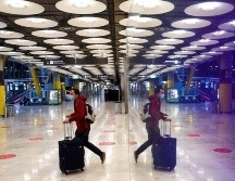 Un pasajero cruza una de las salas del Aeropuerto Adolfo Suárez Madrid-Barajas. EFE/ARCHIVO