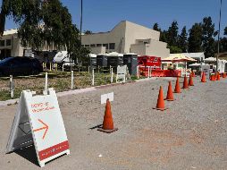 Un sitio de vacunación anti COVID-19 en Los Angeles, California, lucía ayer vacío en espera de personas. AFP/ARCHIVO