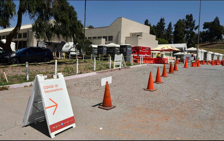 Un sitio de vacunación anti COVID-19 en Los Angeles, California, lucía ayer vacío en espera de personas. AFP/ARCHIVO