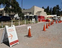 Un sitio de vacunación anti COVID-19 en Los Angeles, California, lucía ayer vacío en espera de personas. AFP/ARCHIVO