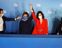 La presidenta de la Comunidad de Madrid y candidata por el Partido Popular a la reelección, Isabel Díaz Ayuso (2d), habla a sus simpatizantes desde el balcón de la sede del partido. EFE/Mariscal